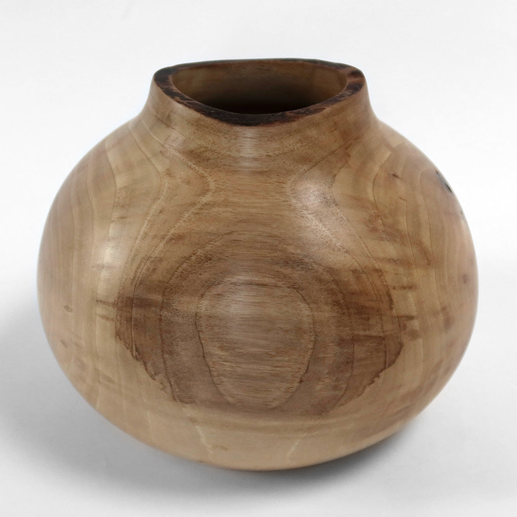 Vase drejet i europæisk valnød